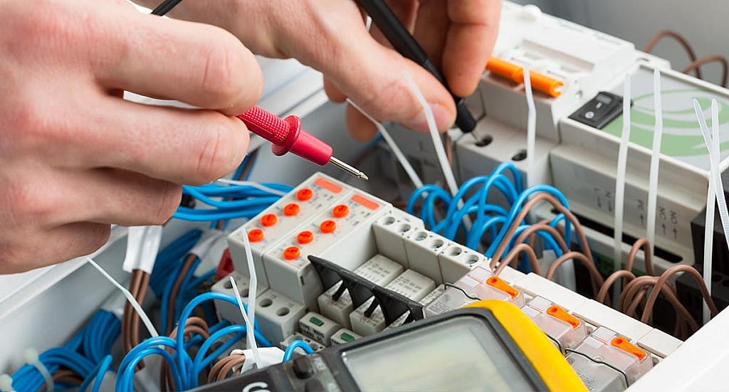 Électricien professionnel Lumina Electric - Expert en installations électriques en Belgique